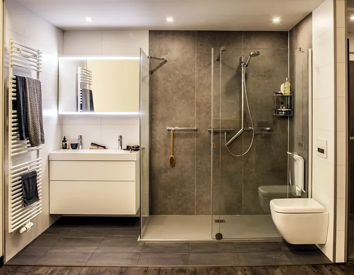 Complete badkamer met inloopdouche, glazen wand, wandmeubel en hangtoilet
