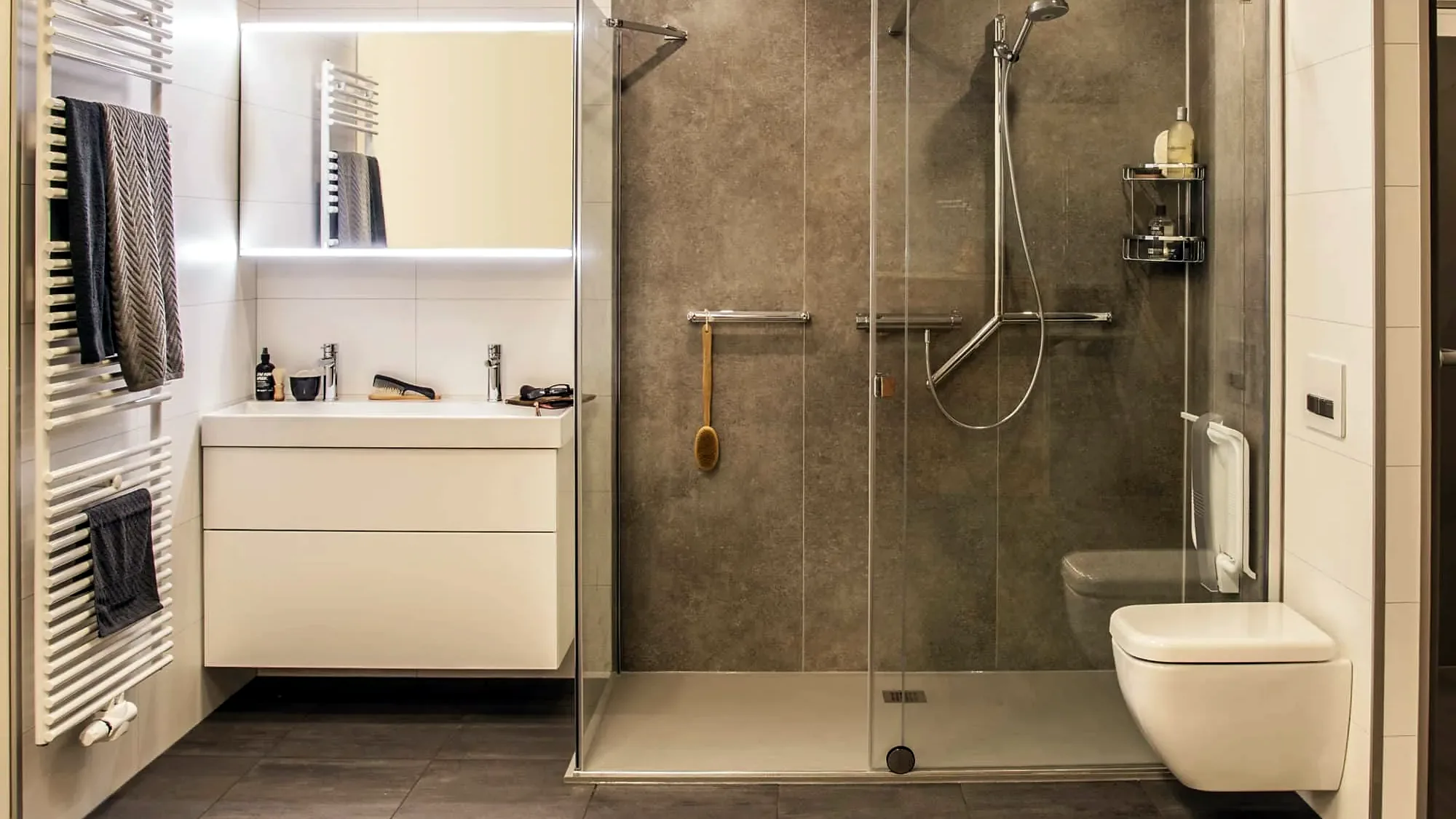 Gerenoveerde badkamer met inloopdouche, glazen wand en hangtoilet